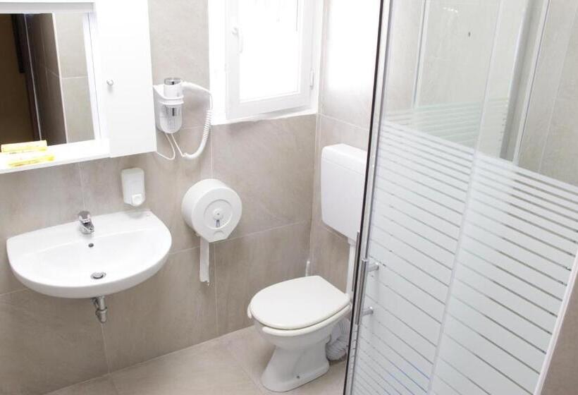 家庭房间共用浴室, America