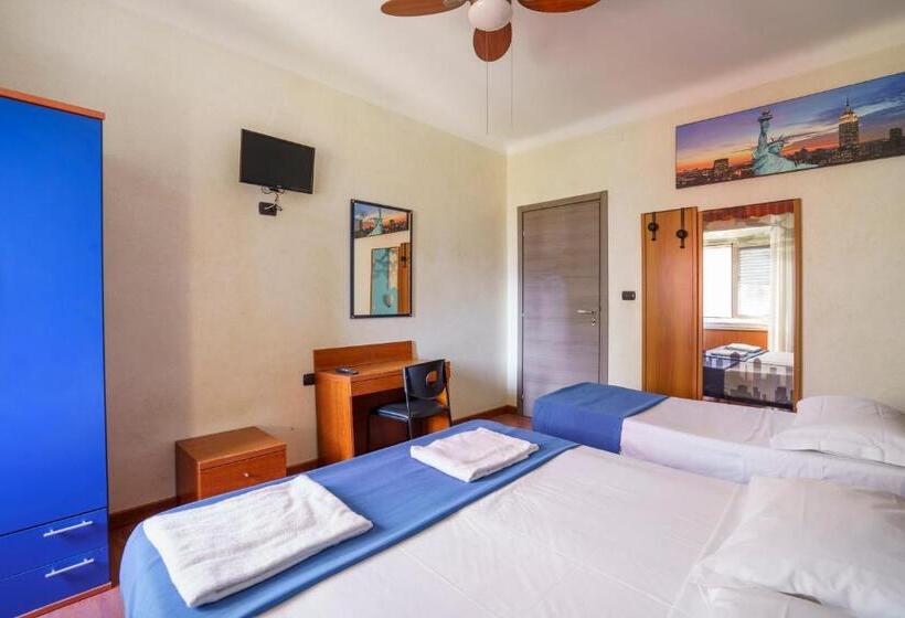 标准三人间共用浴室, America