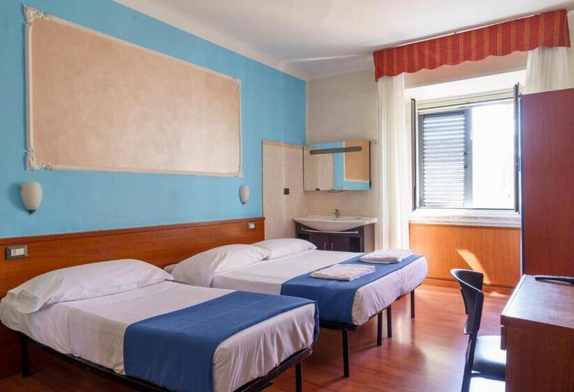 标准三人间共用浴室, America