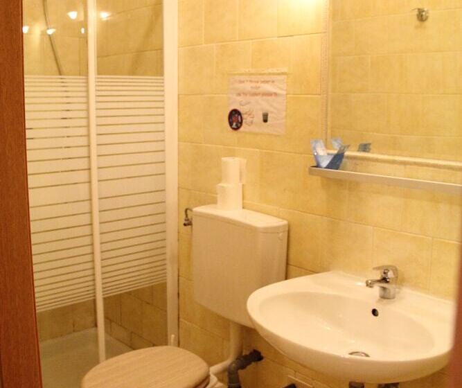 带共用浴室的标准房间, America