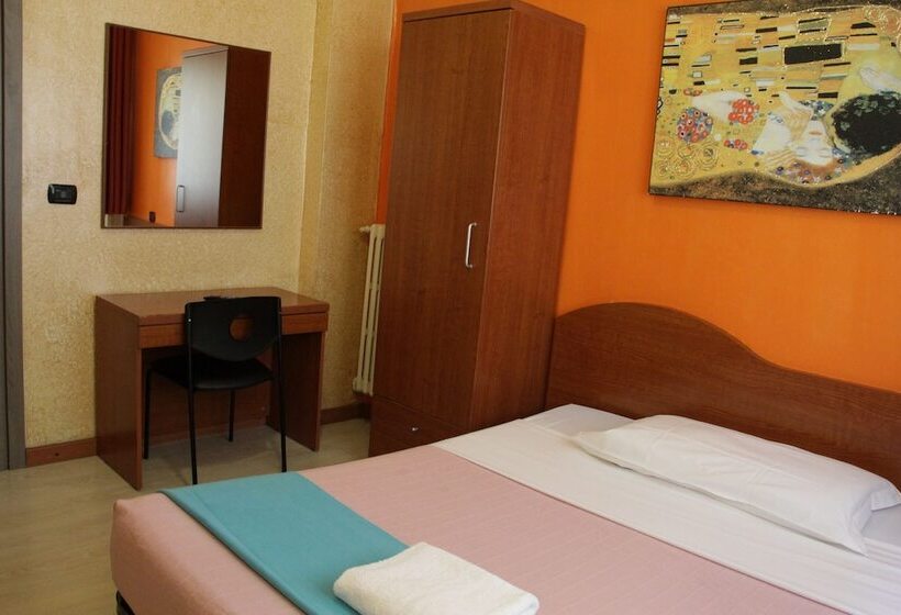 带共用浴室的标准房间, America