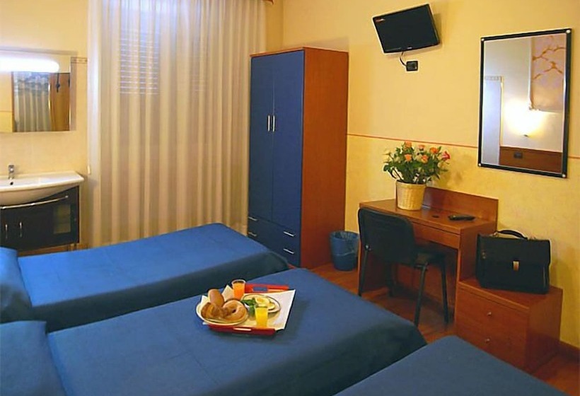 标准三人间共用浴室, America