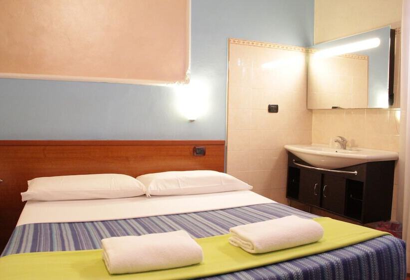 标准三人间共用浴室, America