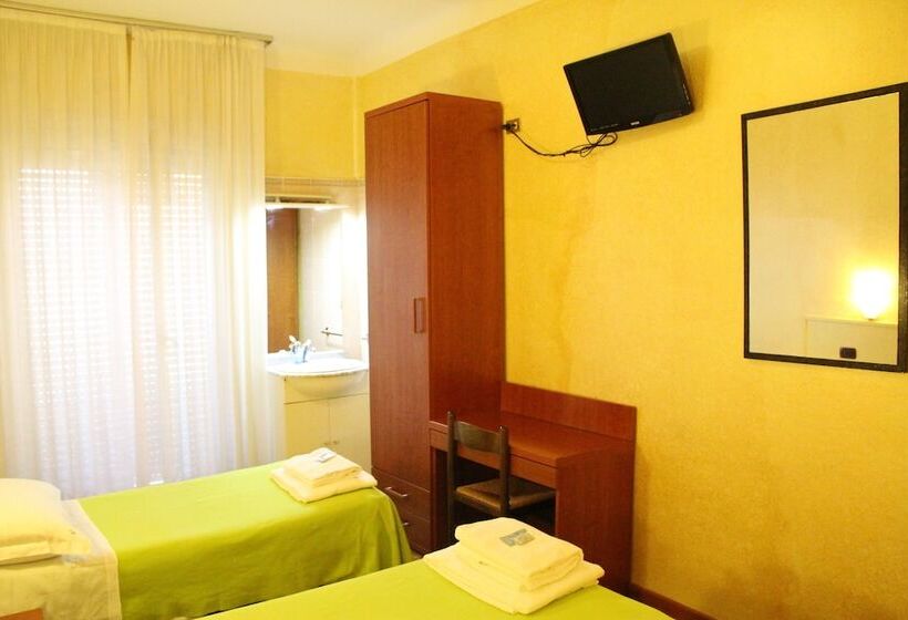 标准三人间共用浴室, America