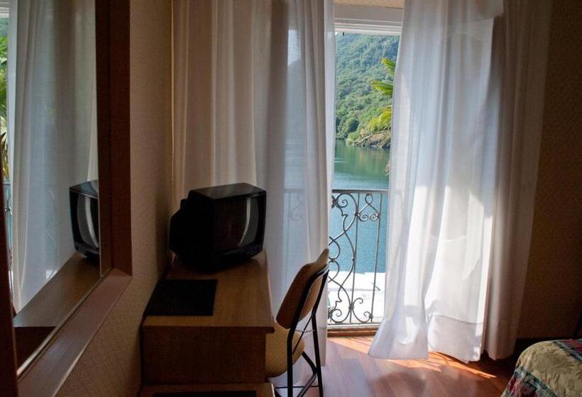 חדר סטנדרט לשלושה, Due Palme