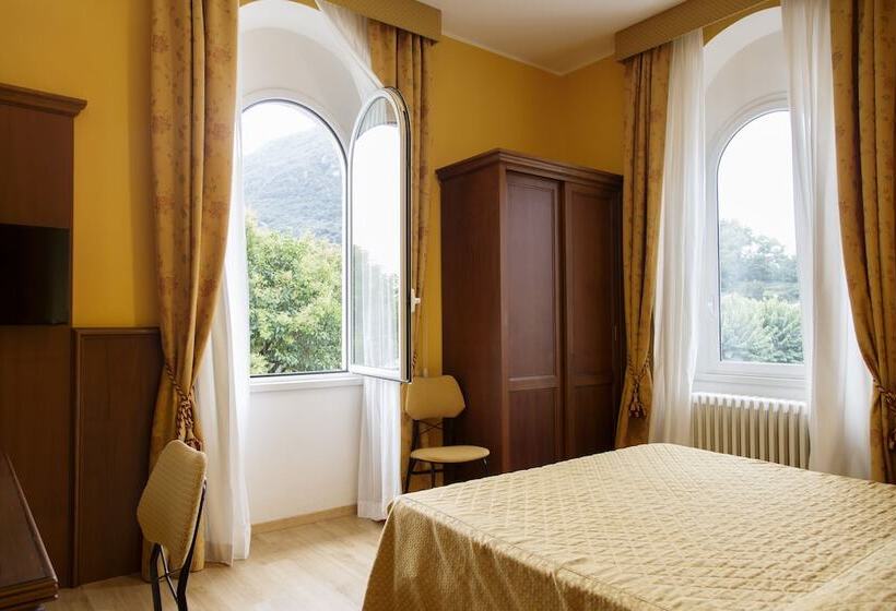 חדר סטנדרט לשלושה, Due Palme