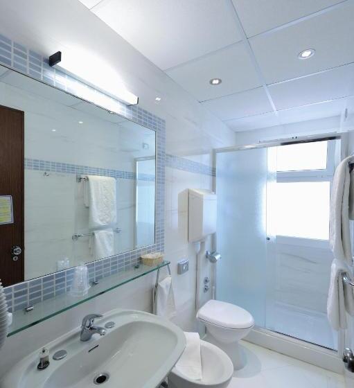 Standard Yhden Hengen Huone, Eros