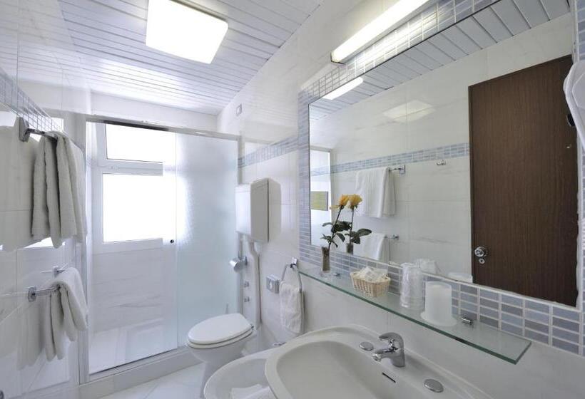 Deluxe Neljän Hengen Huone, Eros