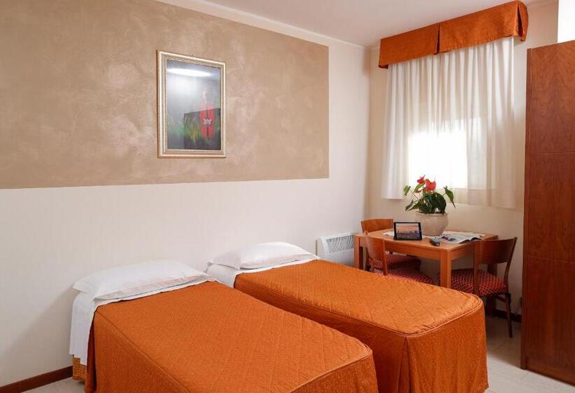 חדר סטנדרטי לחמישה אנשים, Michelangelo