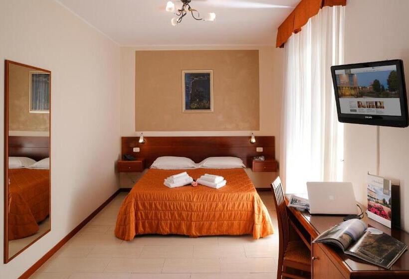 חדר סטנדרטי לחמישה אנשים, Michelangelo