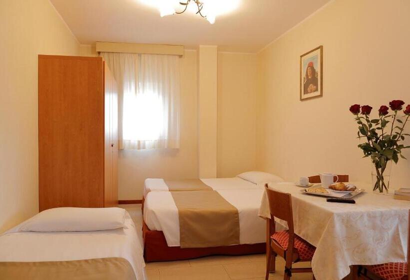 חדר סטנדרטי לחמישה אנשים, Michelangelo