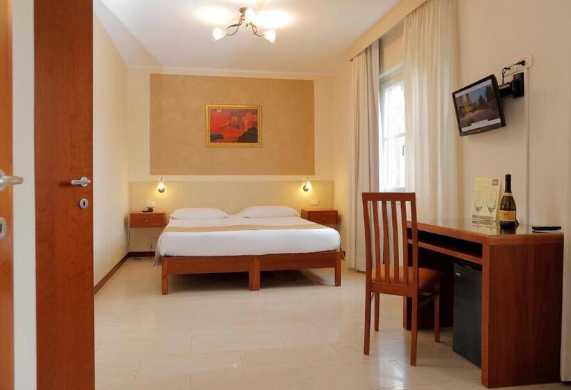 חדר סטנדרטי לחמישה אנשים, Michelangelo