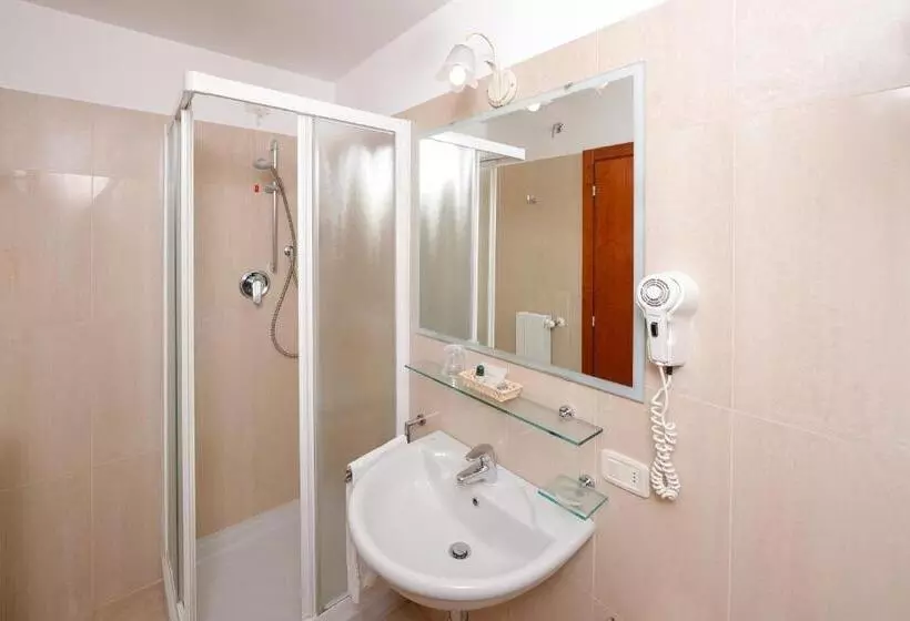 Standard Yhden Hengen Huone, Michelangelo