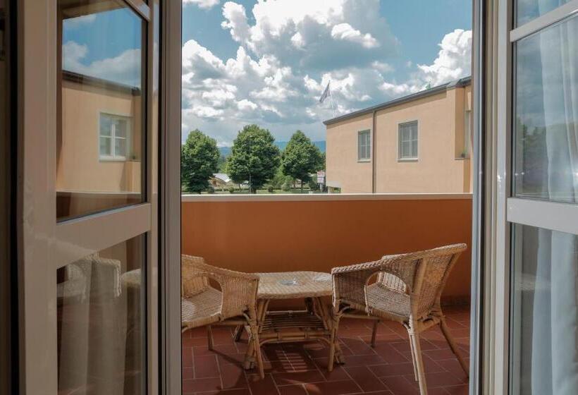 חדר סופריור עם מרפסת, Michelangelo