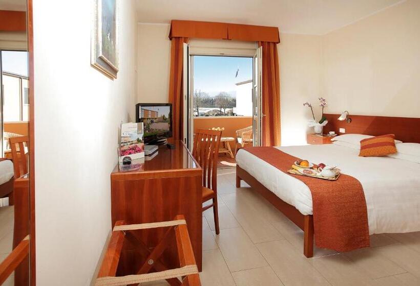 חדר סופריור עם מרפסת, Michelangelo