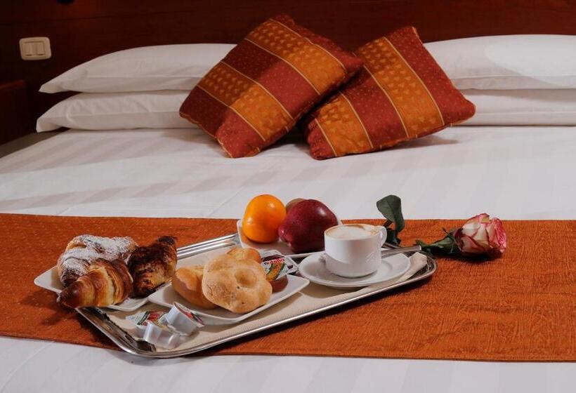 חדר סופריור עם מרפסת, Michelangelo