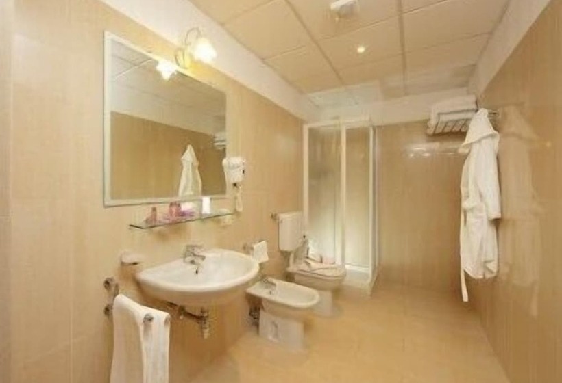 חדר סטנדרט לשלושה, Michelangelo