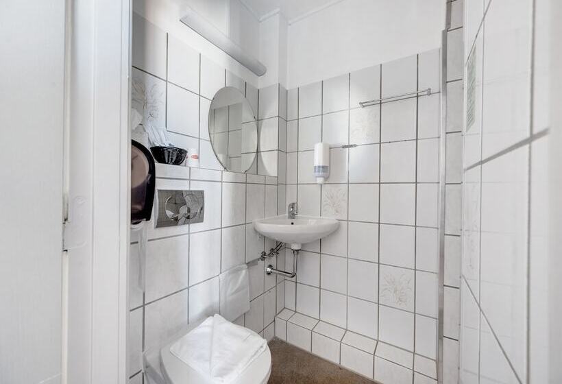 标准三人间, Postgaarden