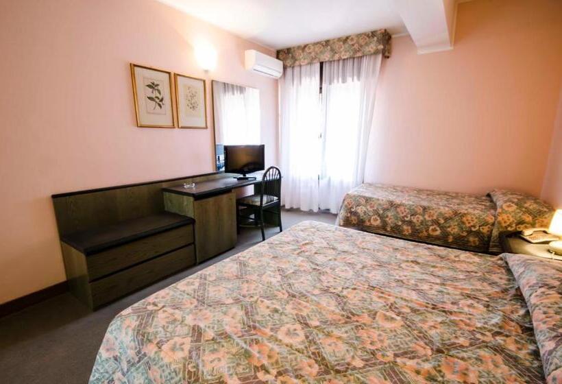 غرفة قياسية ثلاثية, Torre Del Sole