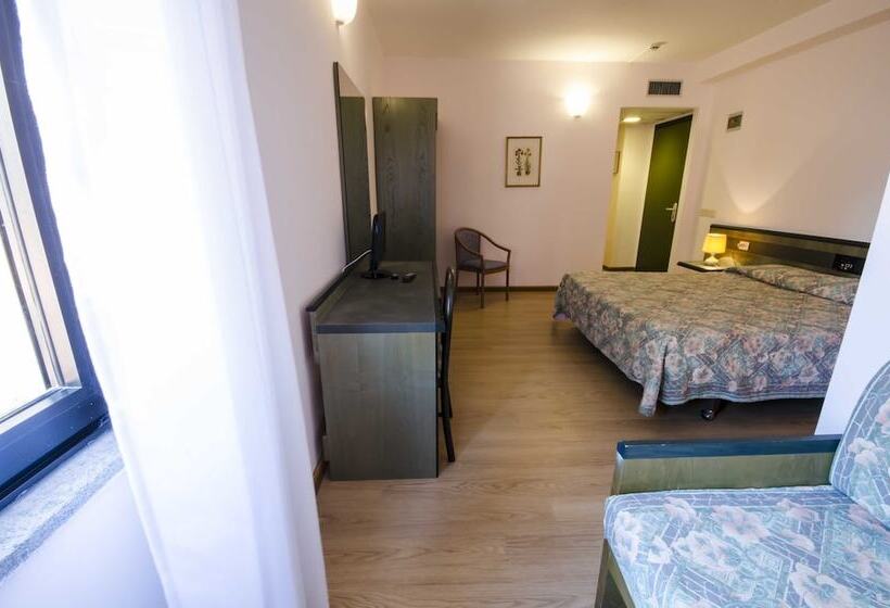 غرفة قياسية ثلاثية, Torre Del Sole