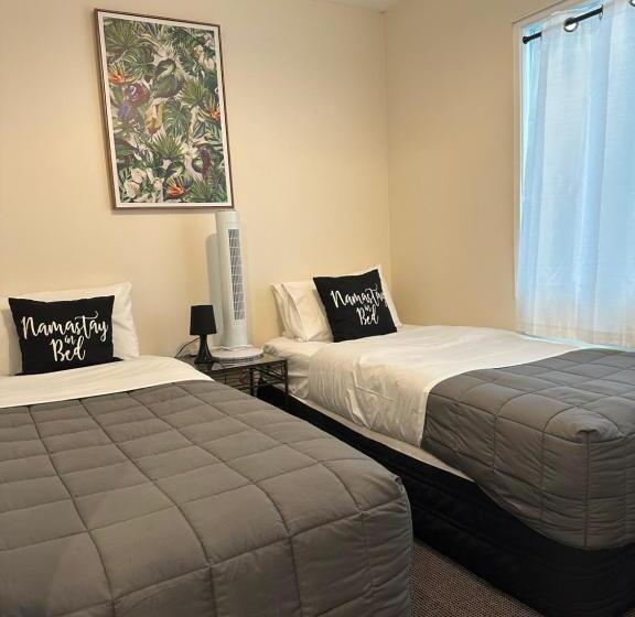 غرفة عائلية, Albert Number 6