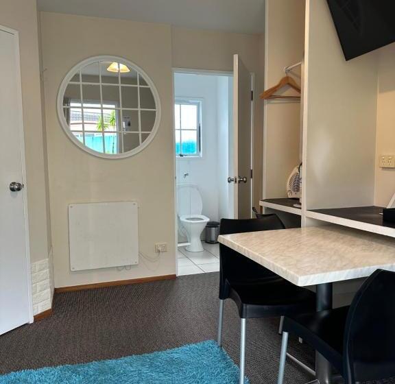 غرفة عائلية, Albert Number 6