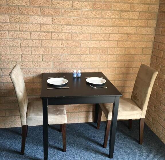 اتاق اجرایی با تخت بزرگ, Golden Chain Aalana Motor Inn