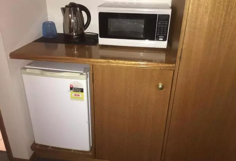 استودیو اجرایی, Golden Chain Aalana Motor Inn