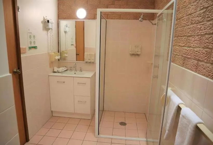 استودیوی لوکس, Golden Chain Aalana Motor Inn