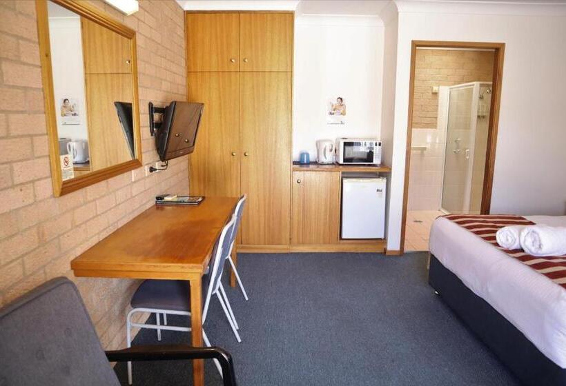 استودیوی لوکس, Golden Chain Aalana Motor Inn