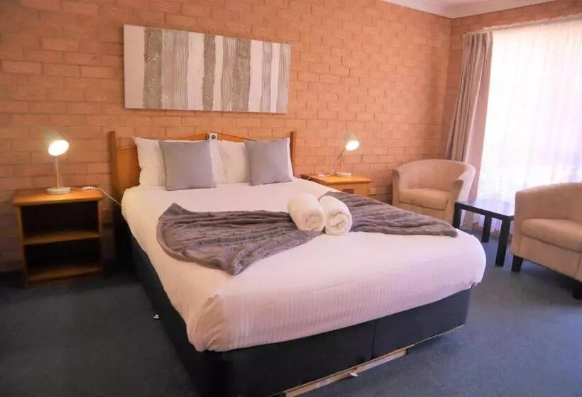 استودیوی لوکس, Golden Chain Aalana Motor Inn