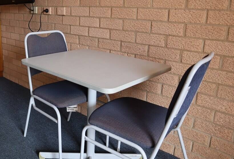 اتاق خانوادگی, Golden Chain Aalana Motor Inn