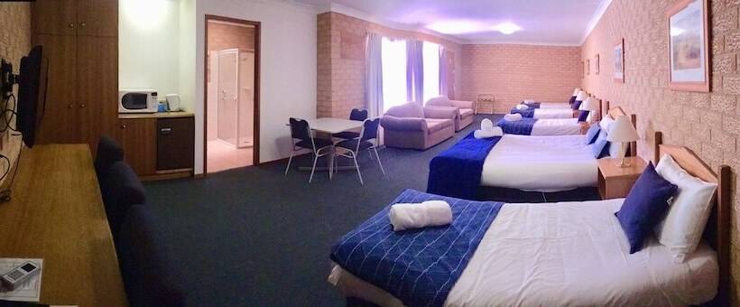 اتاق خانوادگی, Golden Chain Aalana Motor Inn