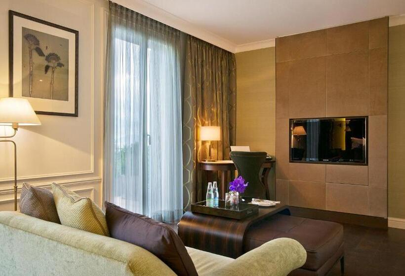 جناح جونيور مطل علي البحيرة, Villa Honegg