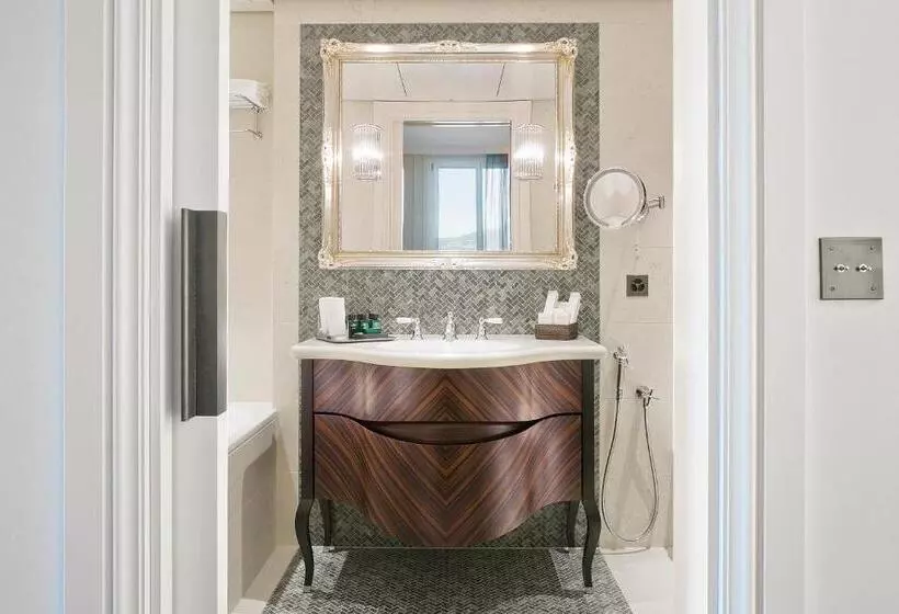 Suite with lake view, Villa Honegg