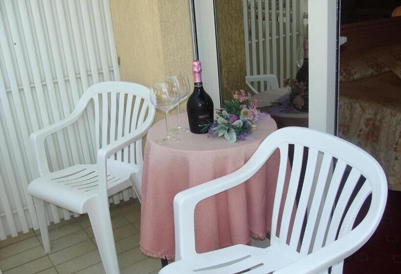 اتاق ساده سه نفره, Villa Luisa