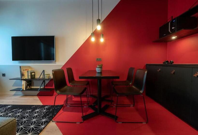 سوییت لوکس, Via Suites