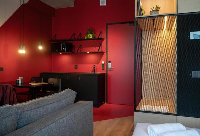 سوییت لوکس, Via Suites