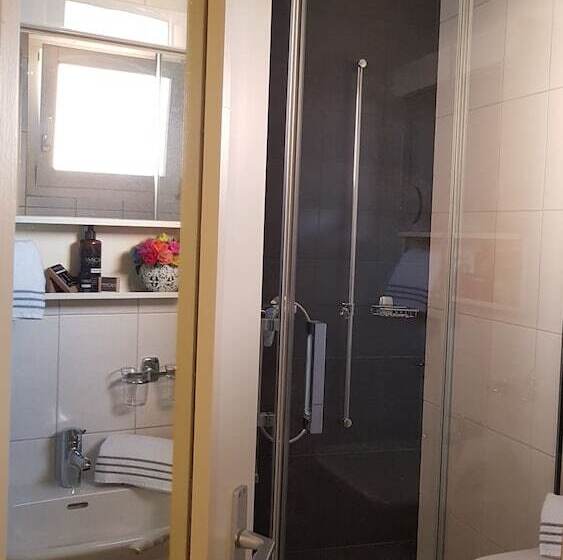 اتاق استاندارد با چشمانداز دریاچه, @ Home Hotel Locarno