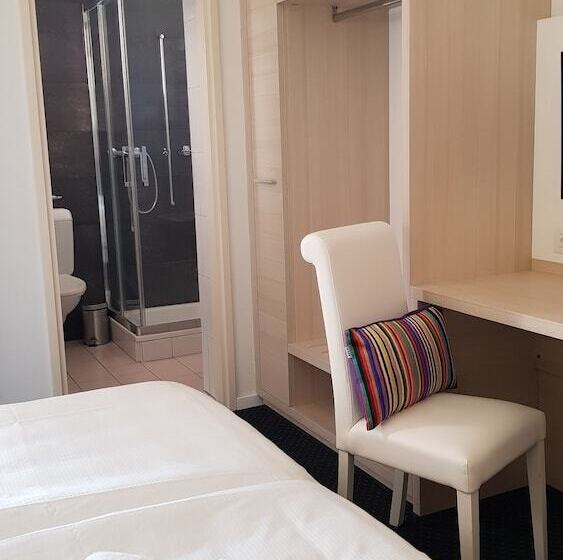 اتاق استاندارد با چشم‌انداز دریاچه, @ Home Hotel Locarno