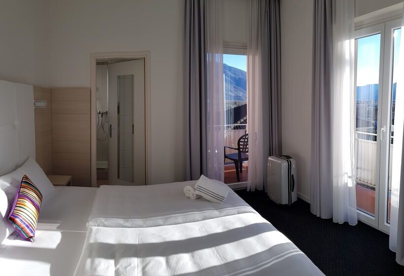 اتاق استاندارد با چشمانداز دریاچه, @ Home Hotel Locarno
