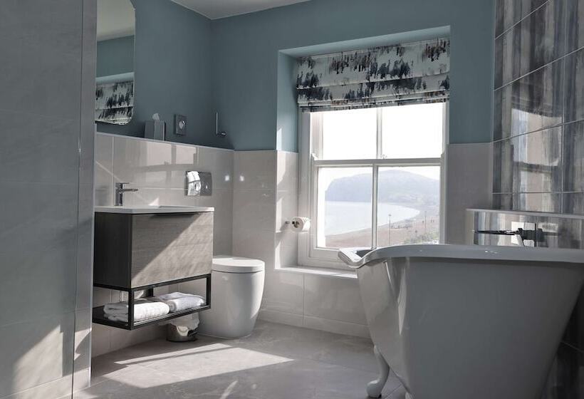 جناح مطلّ علي البحر, The Cae Mor