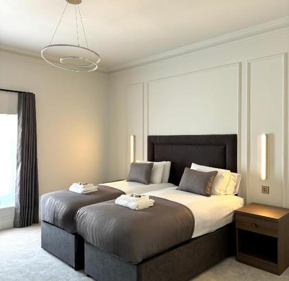 غرفة قياسية لذوى الاحتياجات الخاصة, The Cae Mor