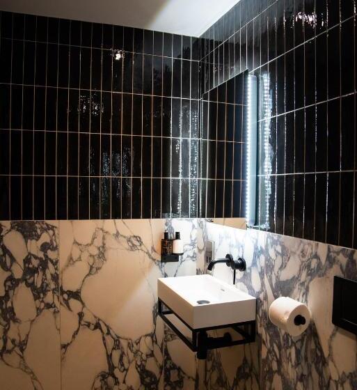 غرفة عائلية, The Cae Mor