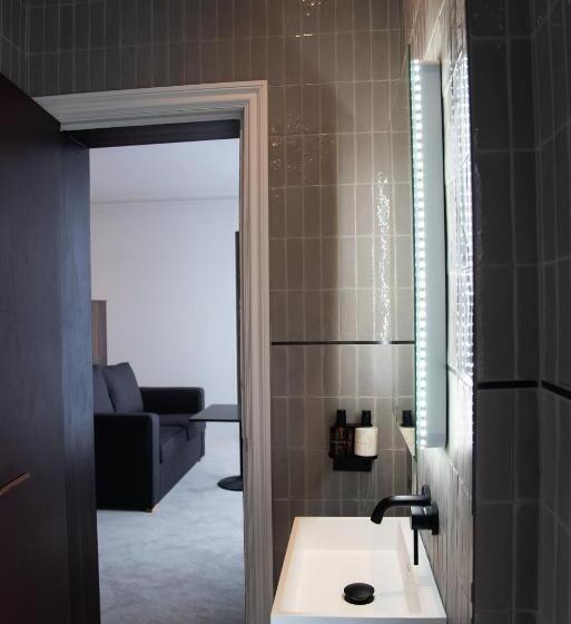 غرفة عائلية, The Cae Mor