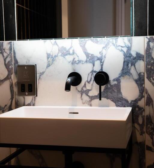 غرفة عائلية, The Cae Mor