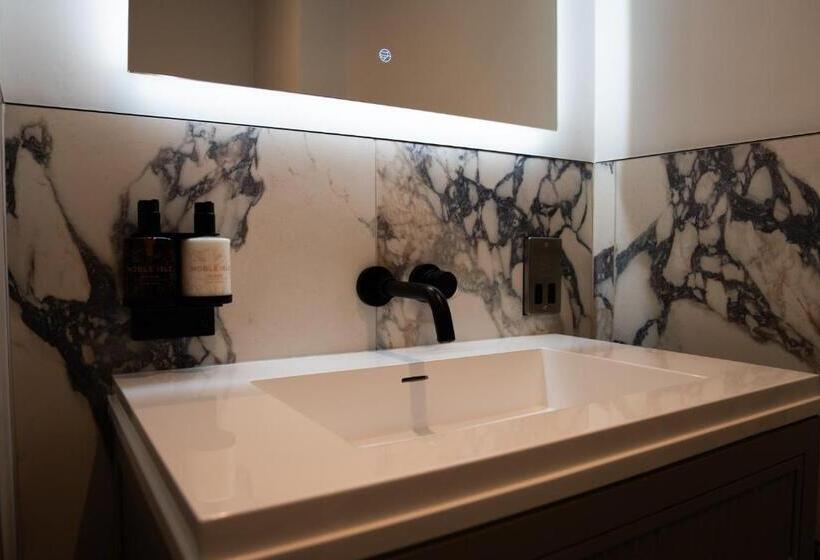 جناح مطلّ علي البحر, The Cae Mor