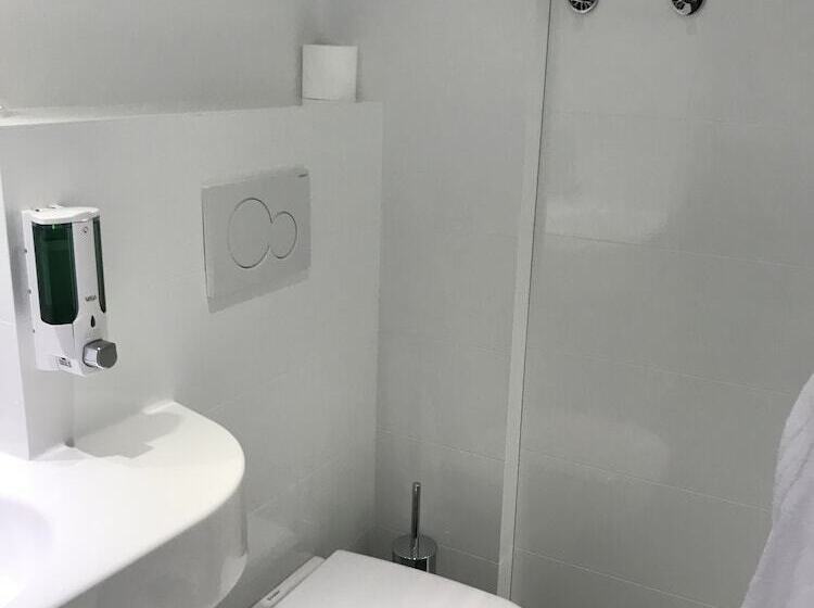 חדר סטנדרט לשלושה, Brit Hotel Marvejols