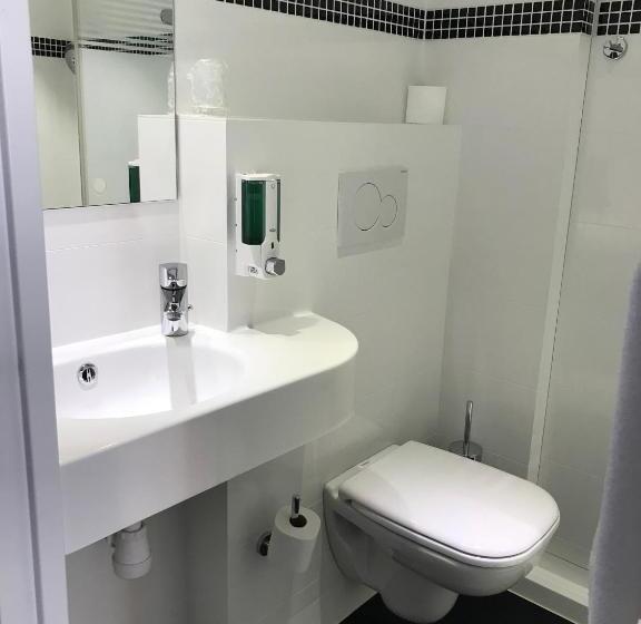 חדר סטנדרט לשלושה, Brit Hotel Marvejols