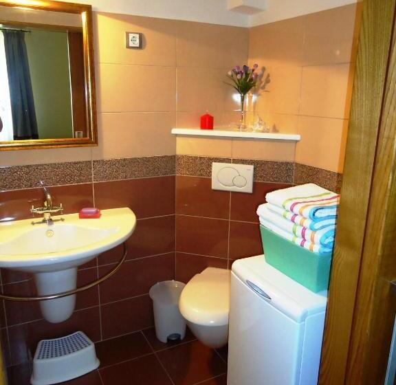 Deluxe Svit, Buda Panzió